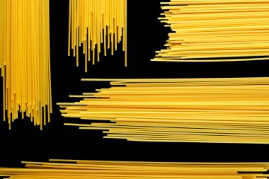Çiğ makarna, spagetti, Cannelloni, Farfalle, Campanella, Cavatappi, Conquilla, Fettuccine, Lasagna, Penne, Tagliatelle, siyah arka planda