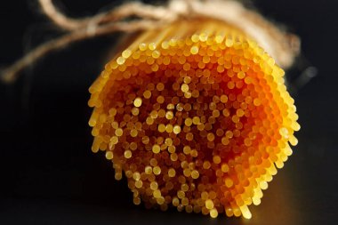 Çiğ makarna, spagetti, Cannelloni, Farfalle, Campanella, Cavatappi, Conquilla, Fettuccine, Lasagna, Penne, Tagliatelle, siyah arka planda