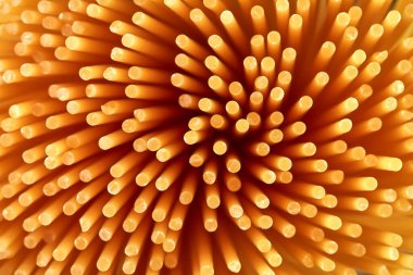 Çiğ makarna, spagetti, Cannelloni, Farfalle, Campanella, Cavatappi, Conquilla, Fettuccine, Lasagna, Penne, Tagliatelle, siyah arka planda