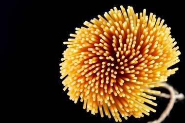 Çiğ makarna, spagetti, Cannelloni, Farfalle, Campanella, Cavatappi, Conquilla, Fettuccine, Lasagna, Penne, Tagliatelle, siyah arka planda