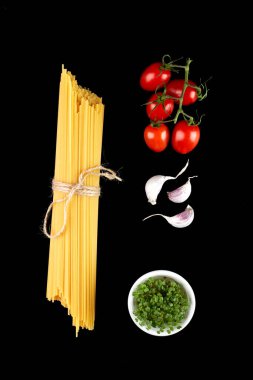 Çiğ makarna, spagetti, sarımsak, mikroyeşillik, zeytinyağı ve domates. İtalyan Makarnası Malzemeleri
