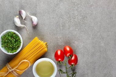 Çiğ makarna, spagetti, sarımsak, mikroyeşillik, zeytinyağı ve domates. İtalyan Makarnası Malzemeleri