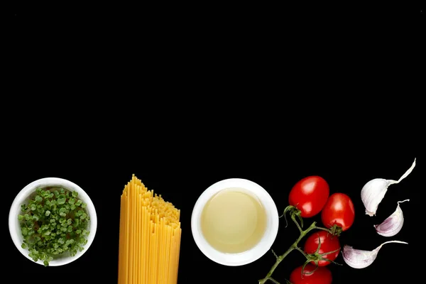 Raw Pasta Spaghetti Bawang Putih Microgreens Olive Oil Dan Tomatoes — Stok Foto