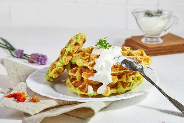 Düzgün Kahvaltı Ekşi Kremalı Kabaklı Sağlıklı Belçika Waffleları Beyaz Arkaplanda - Stok İmaj