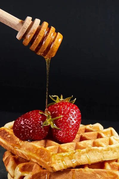 Weense Wafels Met Aardbeien Met Honing Erop Rechtenvrije Stockafbeeldingen