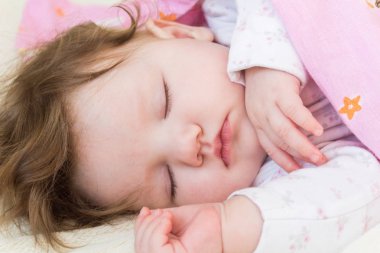 küçük bir çocuk uyur.