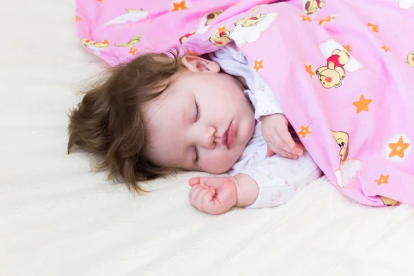 Uma criança pequena dorme . — Fotografia de Stock