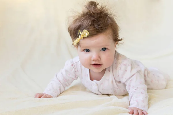 Een klein kind met een gele strik. — Stockfoto