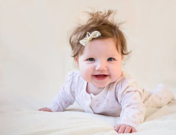 Een klein kind lachen en leren om te verkennen. — Stockfoto