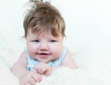 Küçük bir çocuk gülüyor.