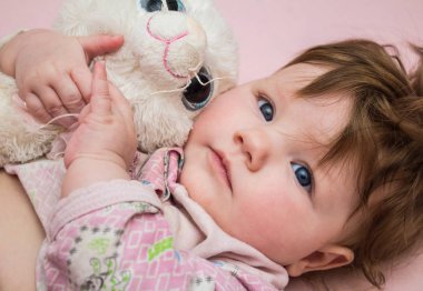 Küçük bir çocuk oyuncak hugs.