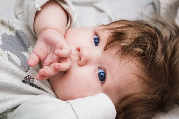 Het kleine kind gesloten mond hand. — Stockfoto