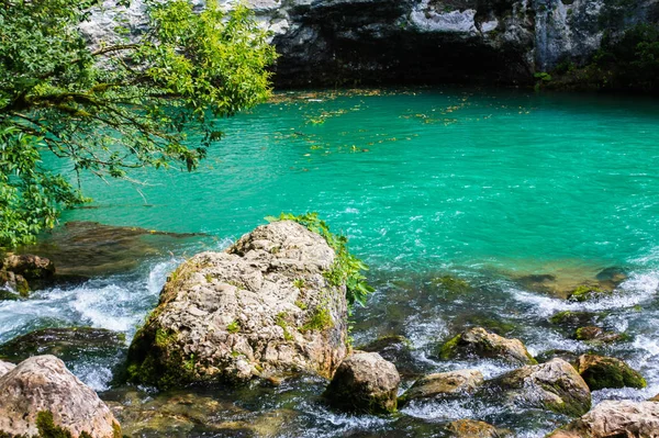 Montanha lagoa com bela água verde-azul . — Fotografia de Stock