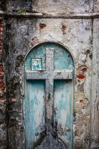 De muur is grijs en blauw met het Kruis en het pictogram. Christendom. — Stockfoto