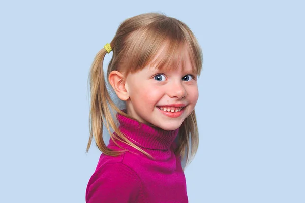 Menina bonita crianças sorrindo em um fundo azul . — Fotografia de Stock