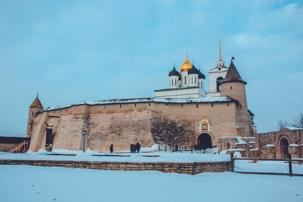 Pskov Kremlin 'in antik duvarları. - Rusya. Ocak 2019.