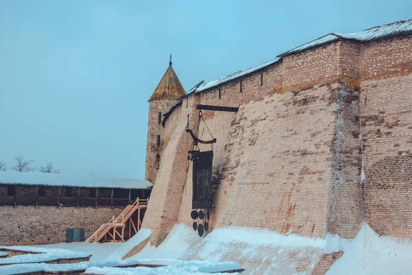 Pskov Kremlin 'in antik duvarları. - Rusya. Ocak 2019.