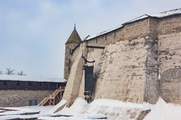 Pskov Kremlin 'in antik duvarları. - Rusya. Ocak 2019.