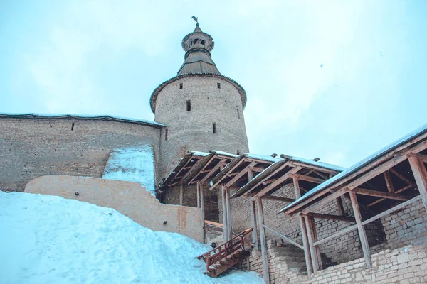 Pskov Kremlin 'in antik duvarları. - Rusya. Ocak 2019.