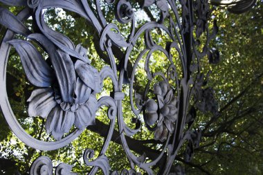 Mikhailovsky Bahçesi 'nin ayrıntıları Saint Petersburg, Rusya' da işlenmiş demirden çitler. Eylül.