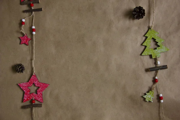 Рождественские Игрушки Крафтовой Бумаге Рождественский Фон — стоковое фото