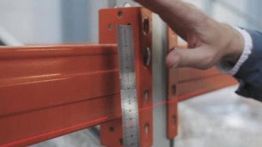 Kesici takımlar için ölçme hassas erkek elle. Atış yakın, mühendis ışın ölçümü depolama yapar.