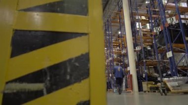 Yükleyici mal depo ile taşıyan adam. Toptan, Lojistik, sevk irsaliyesi ve insanlar kavramı