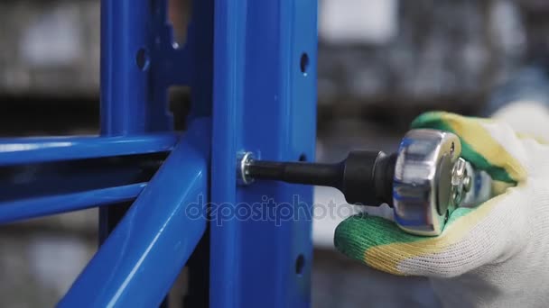 Ingegnere serraggio dado su un bullone a vite utilizzando chiave o chiave inglese — Video Stock