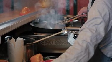 Şef karıştırarak sebzeler ile et içinde Wok adlı ticari mutfak, Pan-Asya Mutfağı