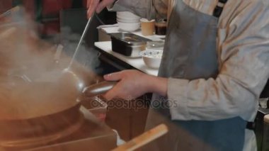 Şef karıştırarak sebzeler ile et içinde Wok adlı ticari mutfak, Pan-Asya Mutfağı