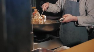 Bir tavada kızarmış sebze etli savurma Şef ticari mutfak pişirme