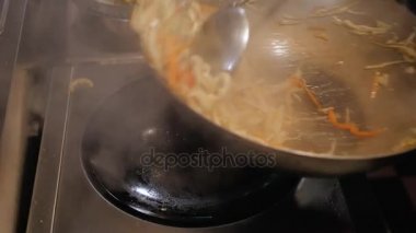 Bir tavada kızarmış sebze etli savurma Şef ticari mutfak pişirme