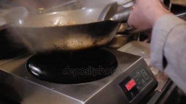 Bir tavada kızarmış sebze etli savurma Şef ticari mutfak pişirme