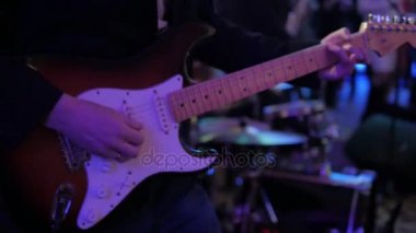 Yakın - Shot kadar yavaş hareket erkek eli gitar parti, oynar.