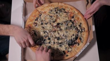 En iyi görünümü oh eller getirmek ve pizza teslim geç yemek. Gece iş ve gıda kurye.
