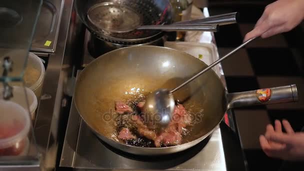 Vista superior de tiras de carne de res freír jefe en un Wok — Vídeos de Stock