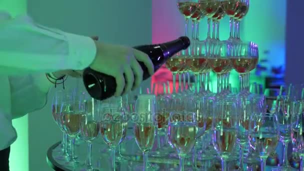 Pincér önti pezsgő szemüveg torony, fél és ünneplés, zár-megjelöl szemcsésedik — Stock videók