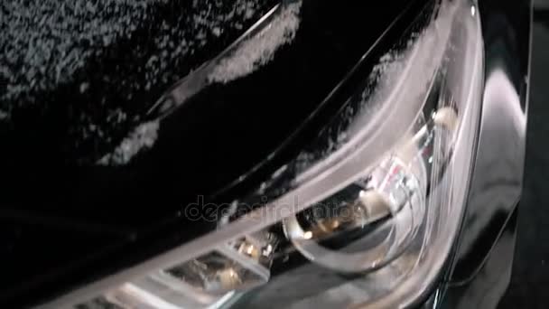 Fragment van de moderne auto koplampen, buiten slowmotion close-up - Shot — Stockvideo