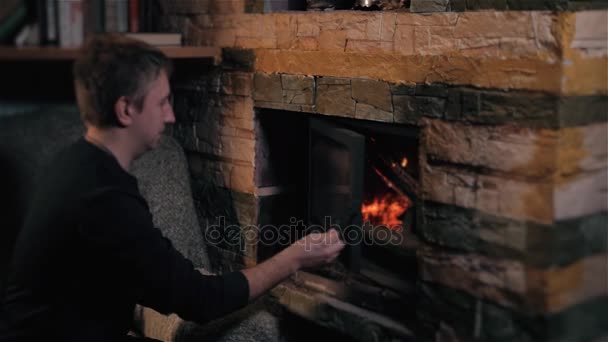 남자 나무 굽기 스토브, 휴가 및 라이프 스타일 개념에 로그를 퍼 팅 — 비디오