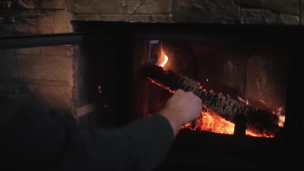 Man Stirs The Embers Na lareira, férias e estilo de vida conceito — Vídeo de Stock