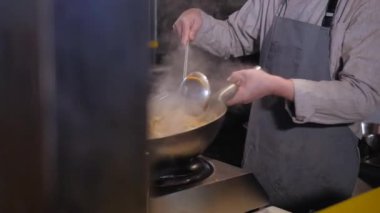 Şef karıştırarak erişte ile sebze ve et içinde Wok adlı ticari mutfak, Pan-Asya Mutfağı