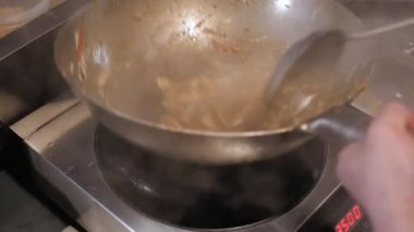 Şef karıştırarak erişte ile sebze ve et içinde Wok adlı ticari mutfak, Pan-Asya Mutfağı
