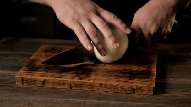 Chiefs handen ui snijden op een houten plank op commerciële keuken, sluiten - omhoog, gezonde voeding, gezonde levensstijl Concept — Stockvideo