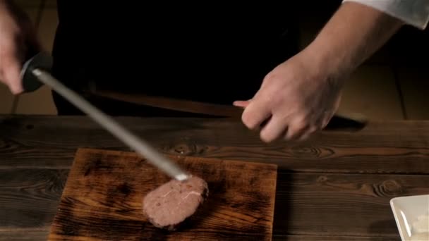 Milieu du couteau à aiguiser chef masculin dans la cuisine commerciale — Video