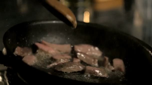 Chef Remover la carne en la sartén, cocinar Stroganoff carne — Vídeos de Stock