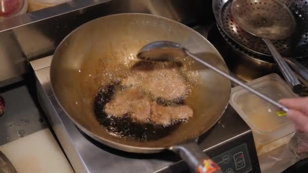 Κάτοψη του επικεφαλής τηγάνισμα λωρίδες βοδινού σε ένα γουόκ — Αρχείο Βίντεο