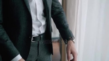 Mens watch eller takım elbiseli adamın
