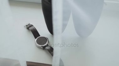Bir damat aksesuarları: Ayakkabı ve pencere saati