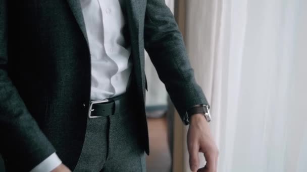 Чоловічий годинник на руках чоловіка в костюмі — стокове відео