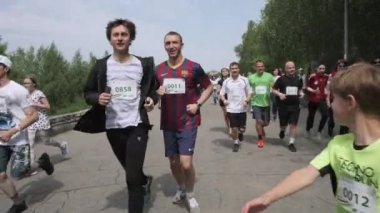 Nizhny Novgorod, Rusya Federasyonu - Mayıs 2015: maraton, Bahar günü sokak kaçakçıları. Sadaka çalışma, parkta çalışan insanların miktarı